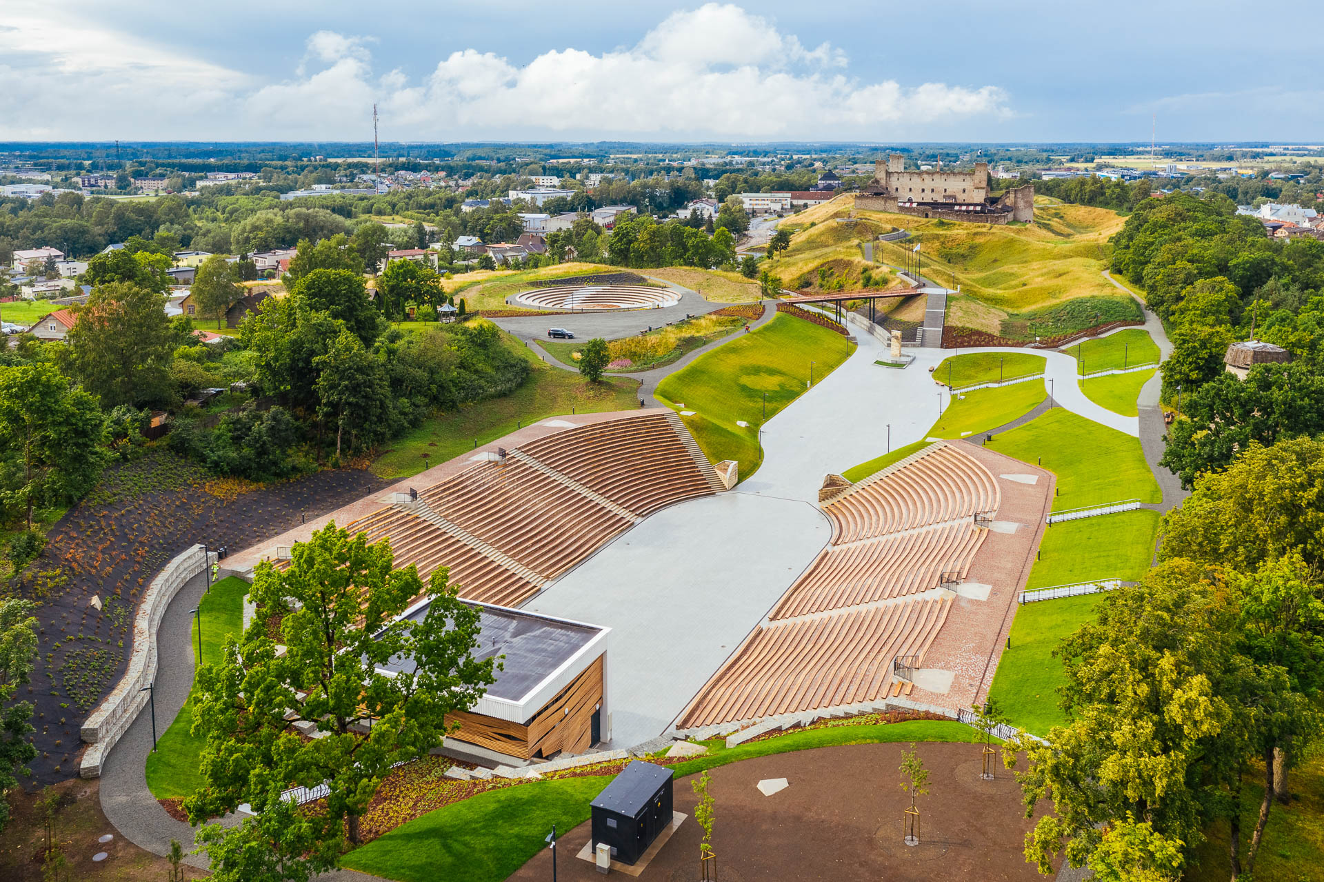YIT Eesti ehitatud Rakvere Vallimäe vabaõhukeskuse kompleks valmis tähtaegselt